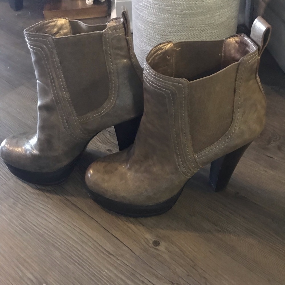 Bcbg gorgeous taupe boots size 7